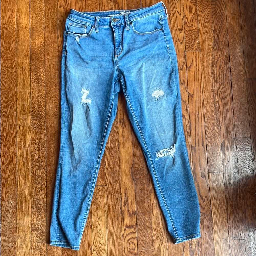 Worn Universal TWomen's Blue Distressed Jeans